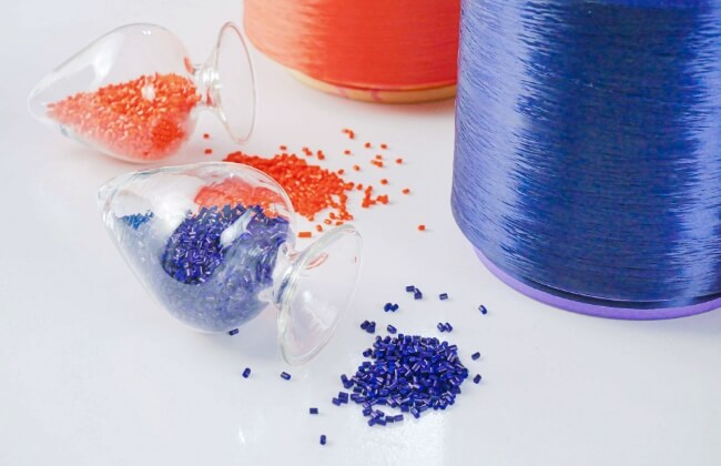 Outdoor sportswear with durable and thermal yarns